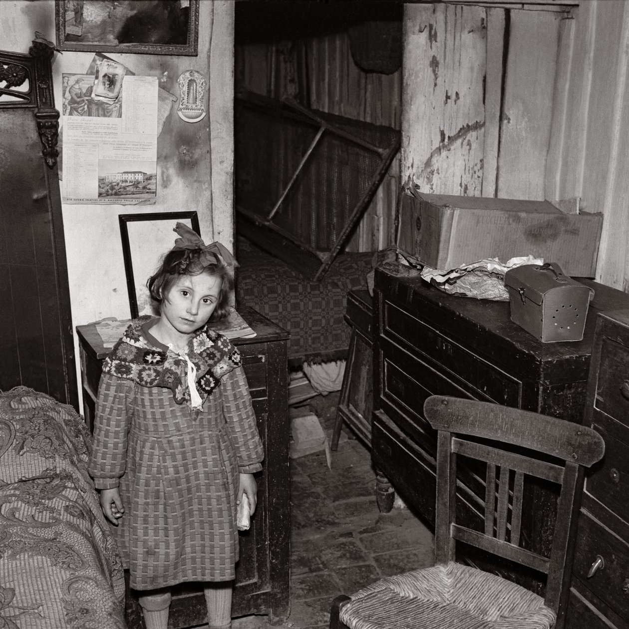 Trauriges Mädchen mit einem Stück Brot von Ando Gilardi