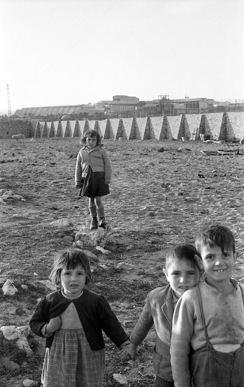 Lager hinter der Fabrik, Crotone von Ando Gilardi