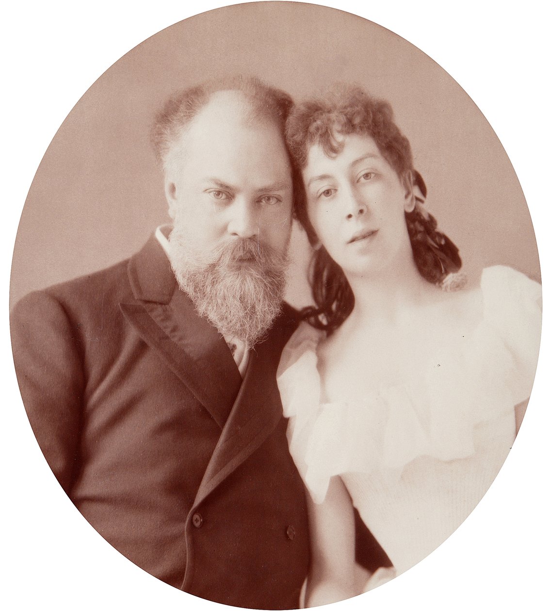 Porträt des Künstlers Konstantin Jegorowitsch Makowski (1839-1915) mit seiner Frau. Albumin-Foto von Andrei Osipowitsch Karelin (1837-1906) von Andrei Osipovich Karelin