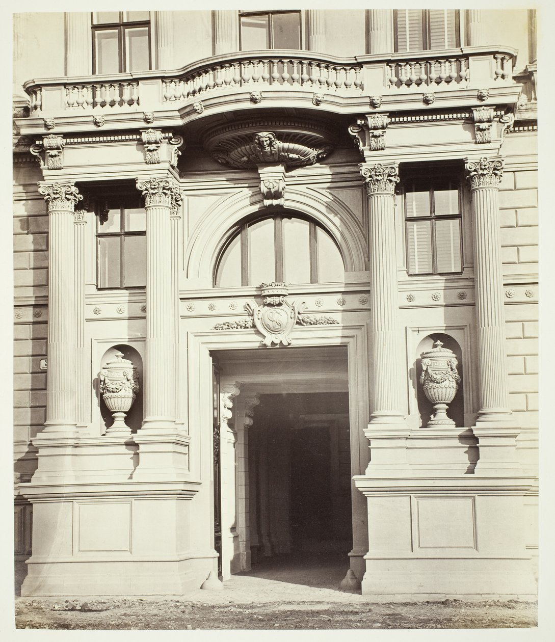 Albrechtsgasse Nr. 3, Portal am Wohnhaus des Friedrich Ritter von Schey von Anonymous