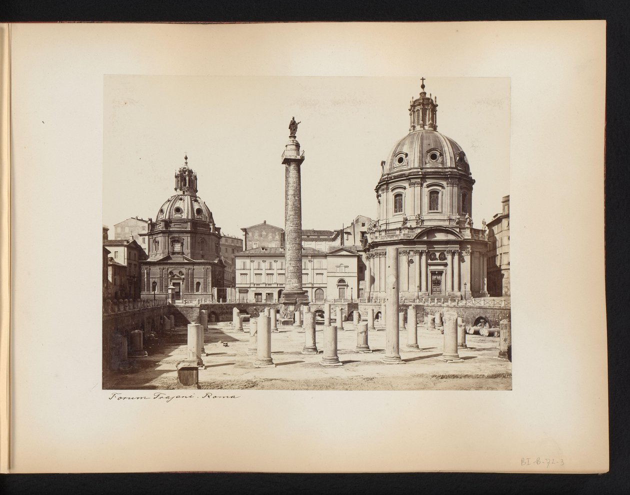 Ansicht des Trajansforums in Rom, mit der Trajanssäule und den Kirchen Santissimo Nome di Maria und Santa Maria di Loreto, Italien von Anonymous