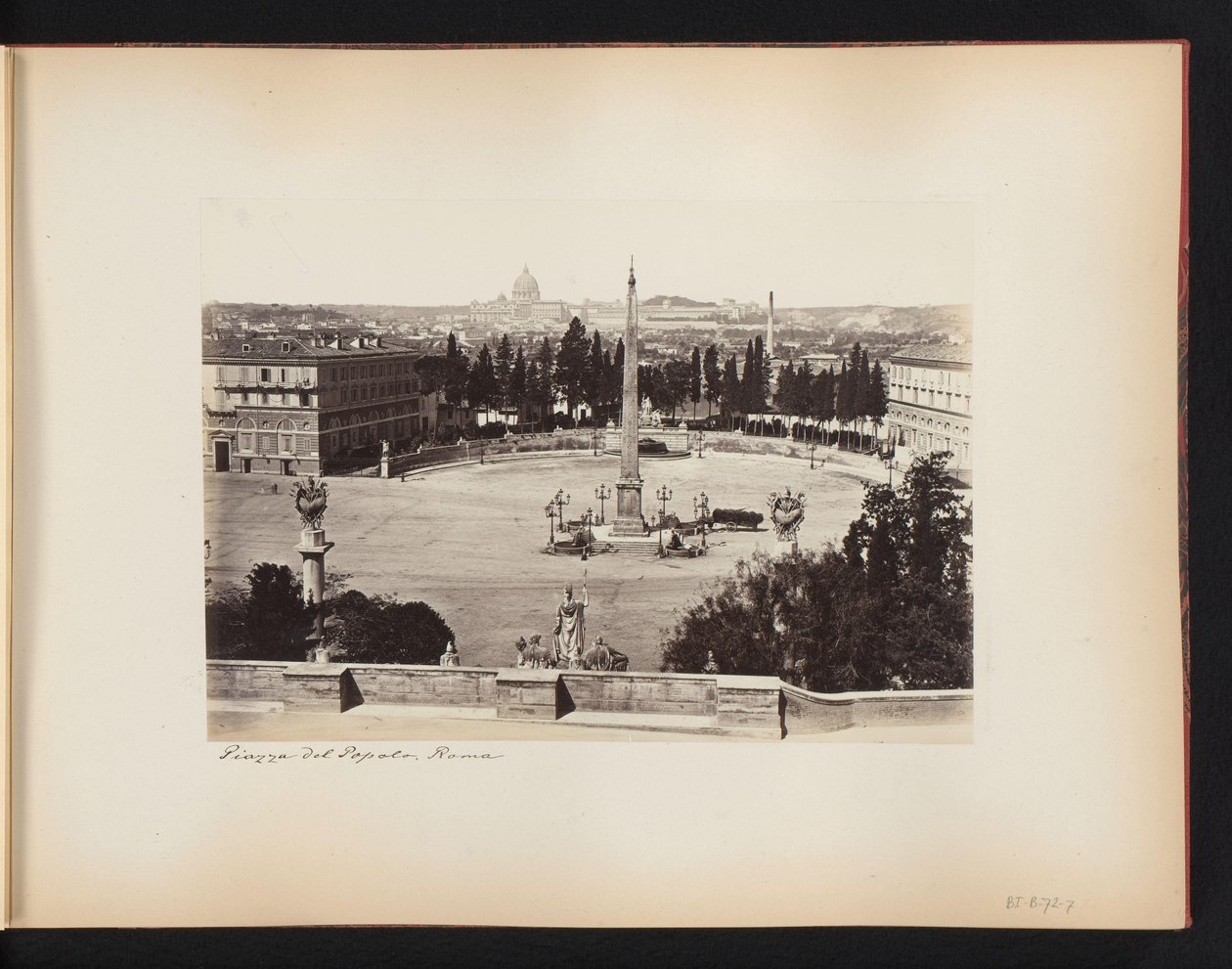 Piazza del Popolo in Rom, mit dem Petersdom im Hintergrund, Italien von Anonymous