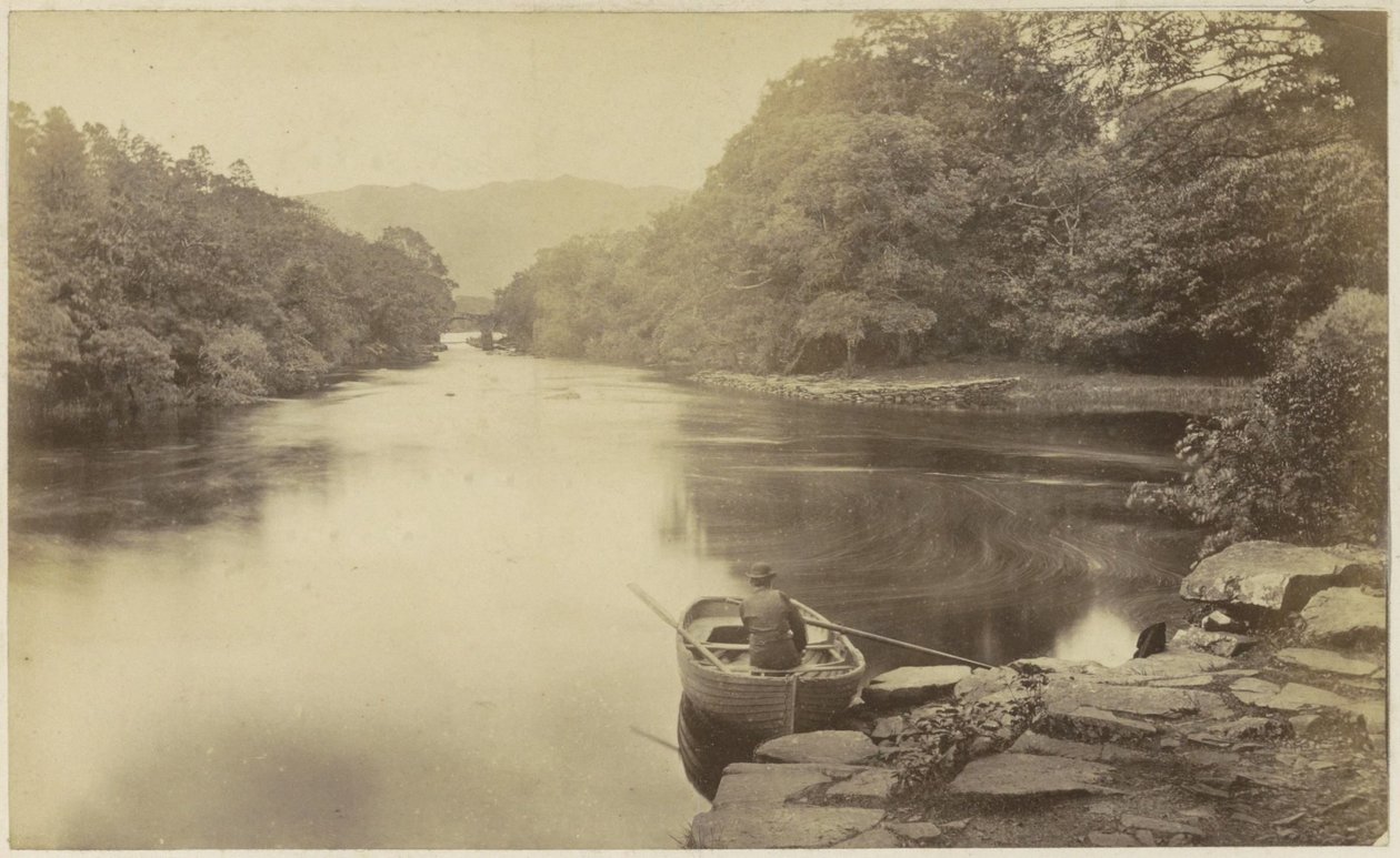 Flusslandschaft in England, mit einem Mann im Ruderboot im Vordergrund von Anonymous