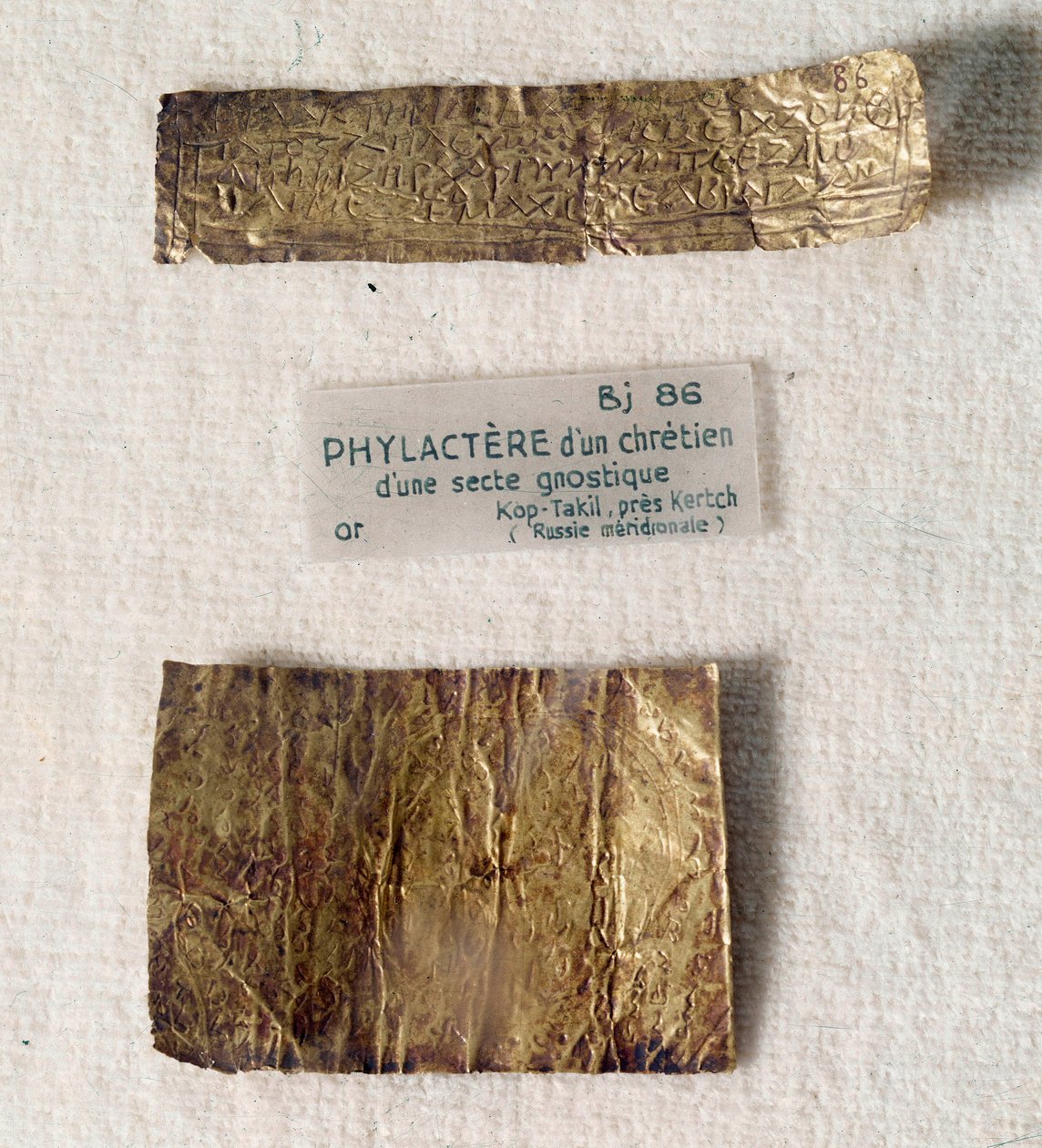 Christliche Antiquitäten: Goldenes Phylakterion (Pergamentstück) eines Christen aus einer gnostischen Sekte. Aus Kerch, Fundort Kop-Takil (Ukraine, antikes Griechenland). Louvre Museum, Paris von Anonymous Anonymous