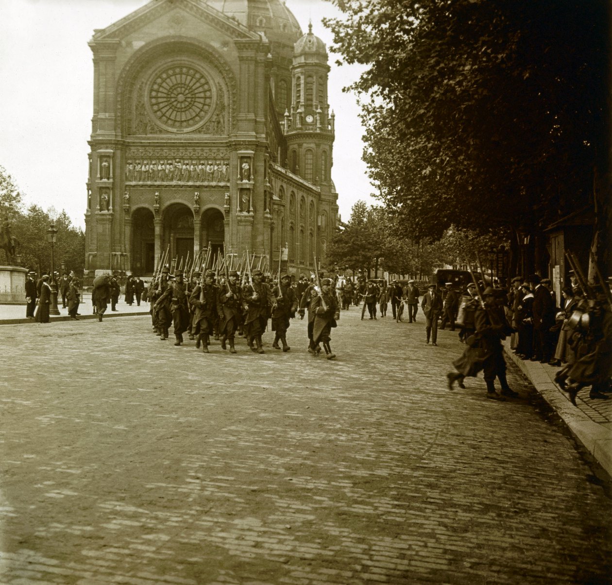 Fotografie - Stereoskopische Glasplatte über den Ersten Weltkrieg: In Paris, nach der Mobilisierung verlassen junge Rekruten die Front. Private Sammlung von Anonymous Anonymous