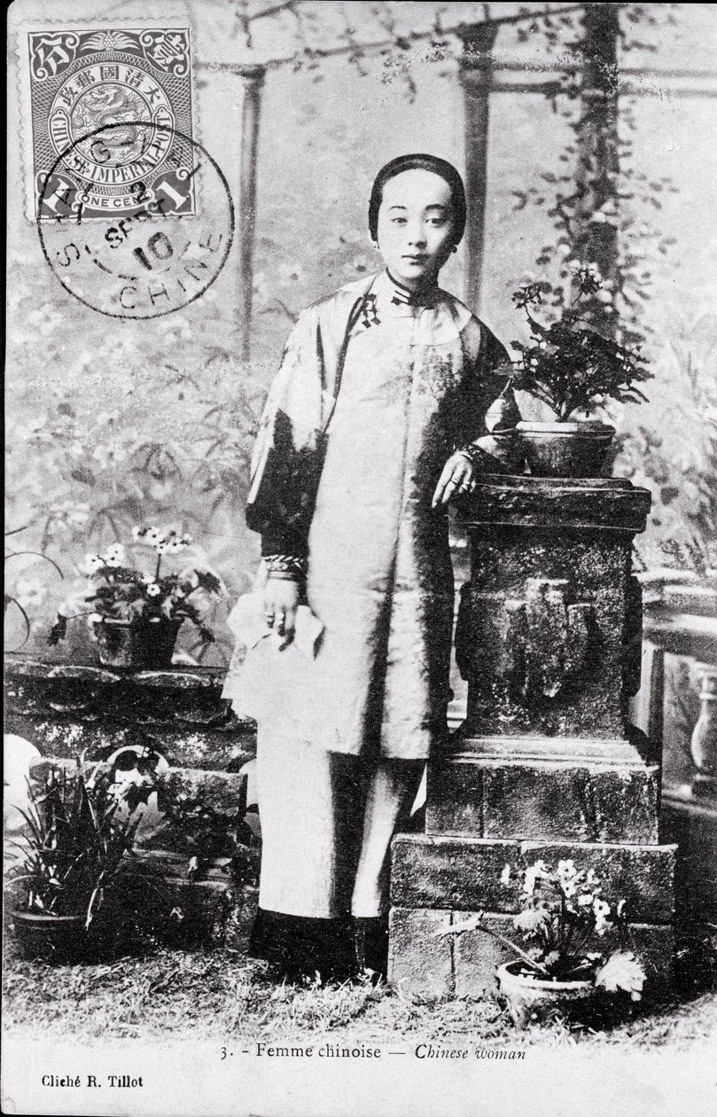 Porträt einer jungen Chinesin in traditioneller Tracht von Anonymous Anonymous