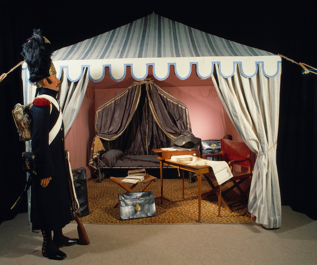 Zelt von Napoleon I. am Biwak mit einem Grenadier zu Fuß von der kaiserlichen Garde. 19. Jahrhundert Paris, Armeemuseum von Anonymous Anonymous