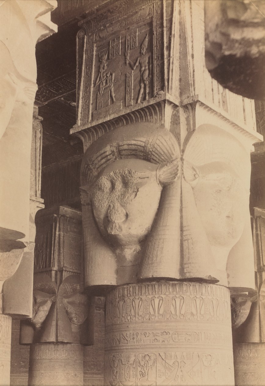 Dendera, Innenraum des Tempels, Hathor-Kapitelle von Antonio Beato