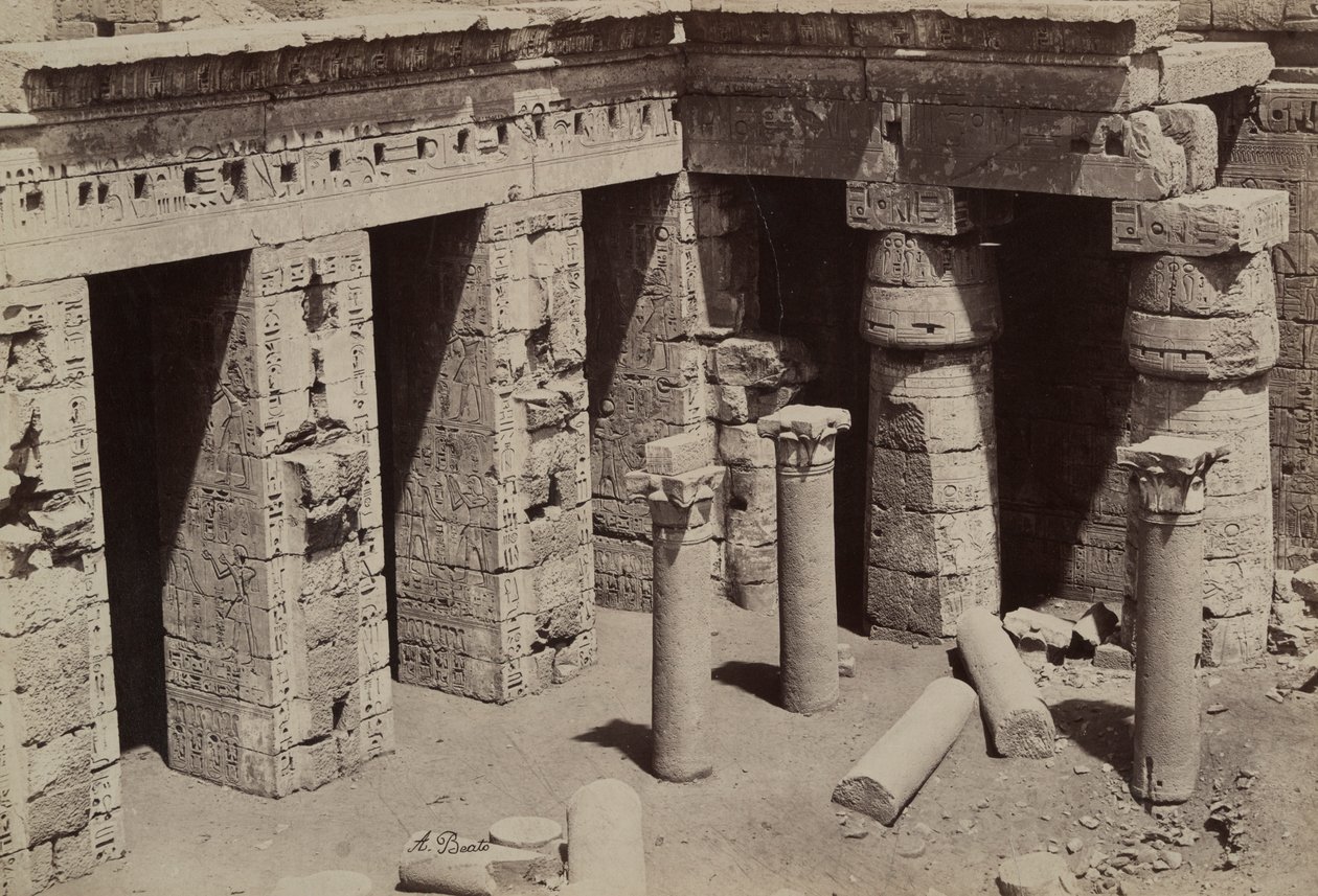 Medinet Habu: Koptische Kirche im Zentrum des Tempels von Ramses III von Antonio Beato