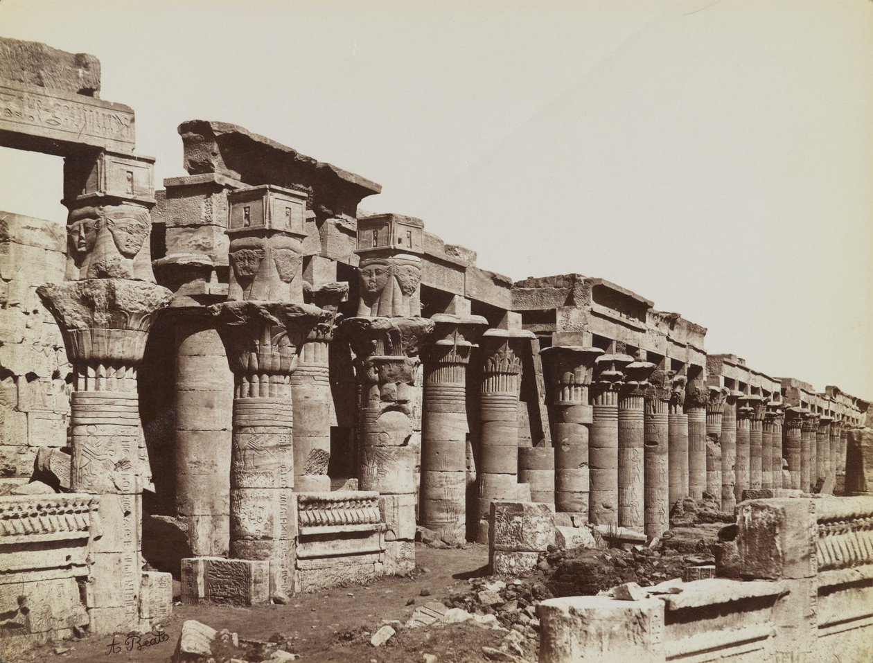 Philae, Blick von Südosten auf die Westkolonnade am Tempel der Isis von Antonio Beato