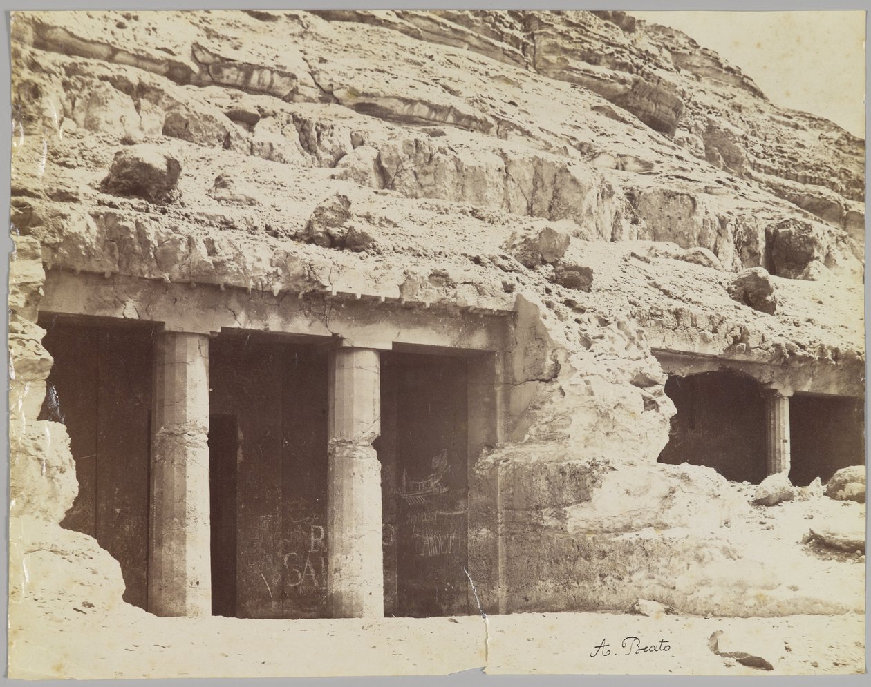 Gräber in Beni Hasan, Ansicht der Fassade der Gräber von Khnum-hotep und Beni Hasan von Antonio Beato