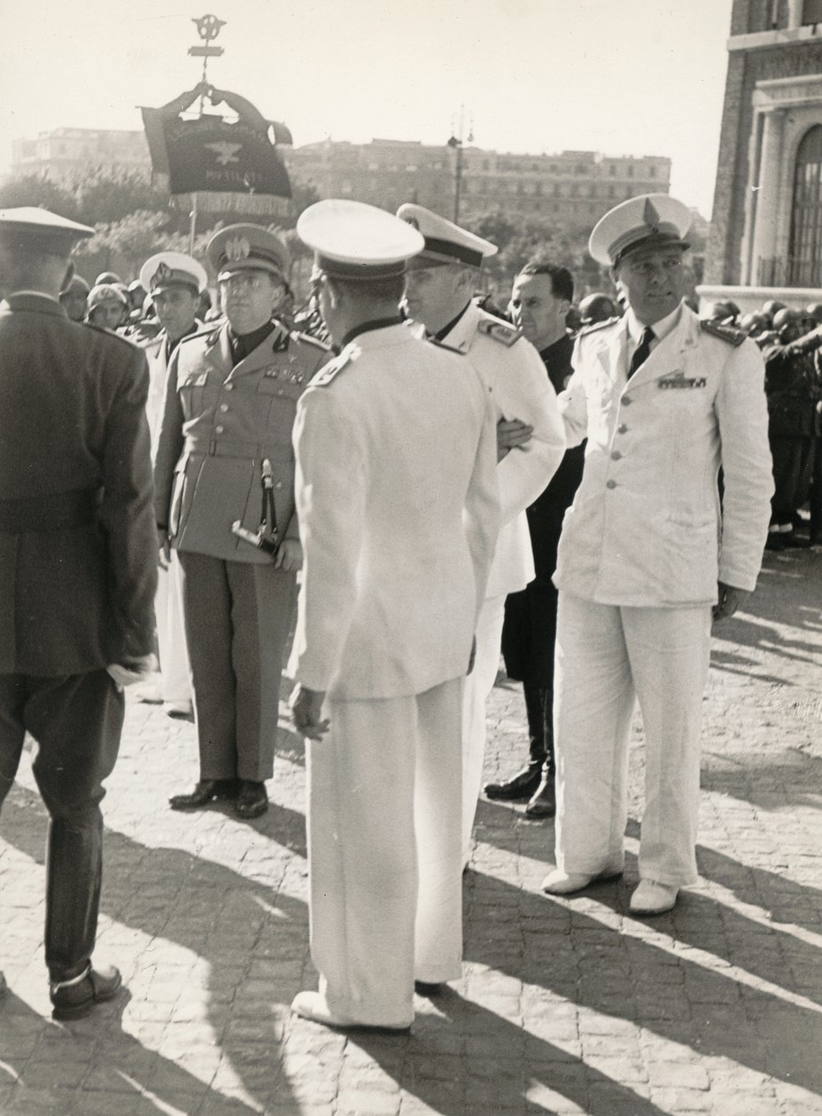 Carlo Delcroix am Ende des Krieges und die Goldmedaille in weißer Uniform vom "Ehrenkorporal" der MVSN von Antonio Savio