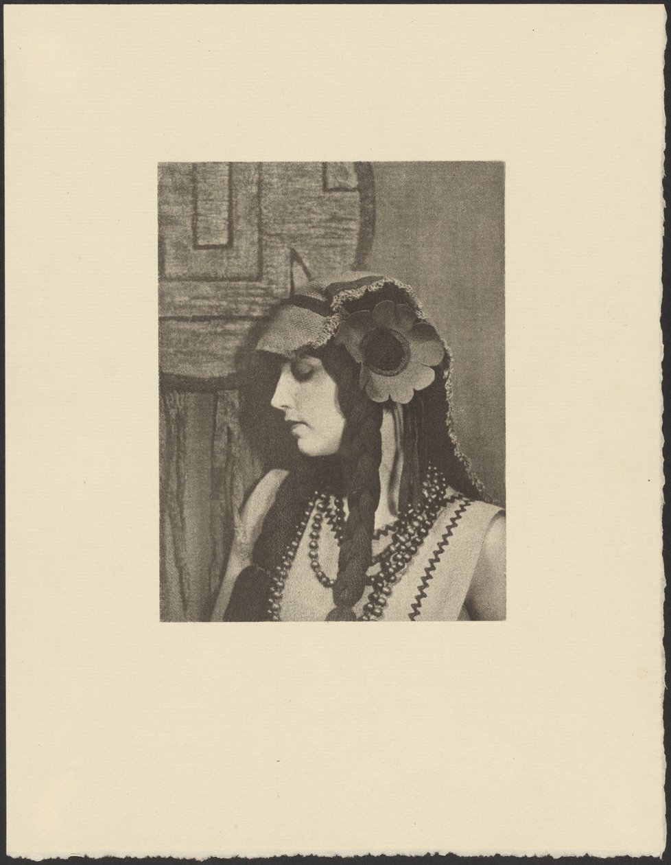 Frau in böhmischem Outfit mit großer Blume im Haar von Arthur F. Kales