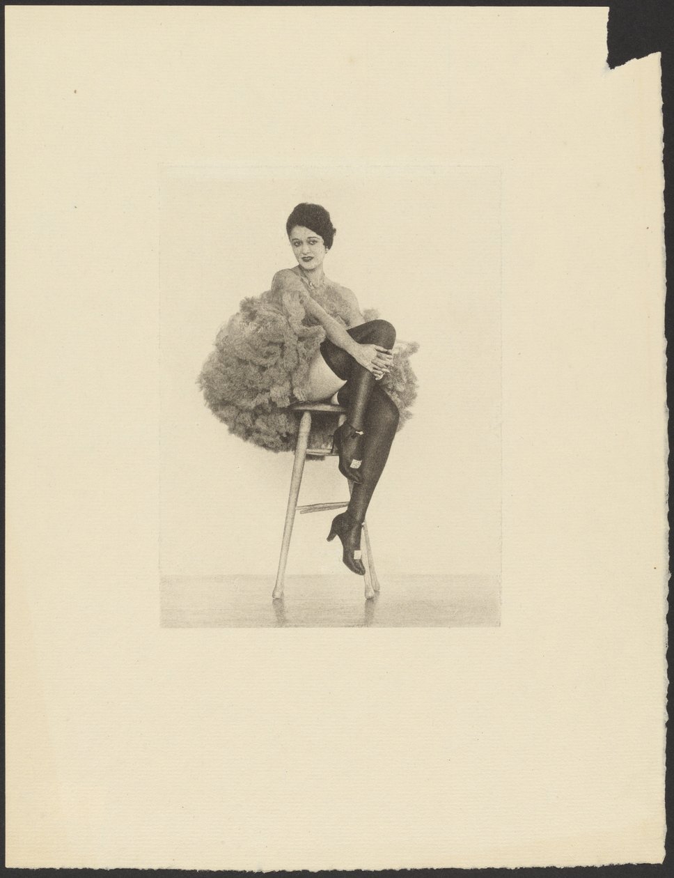 Frau im Can-Can-Kostüm auf Hocker von Arthur F. Kales