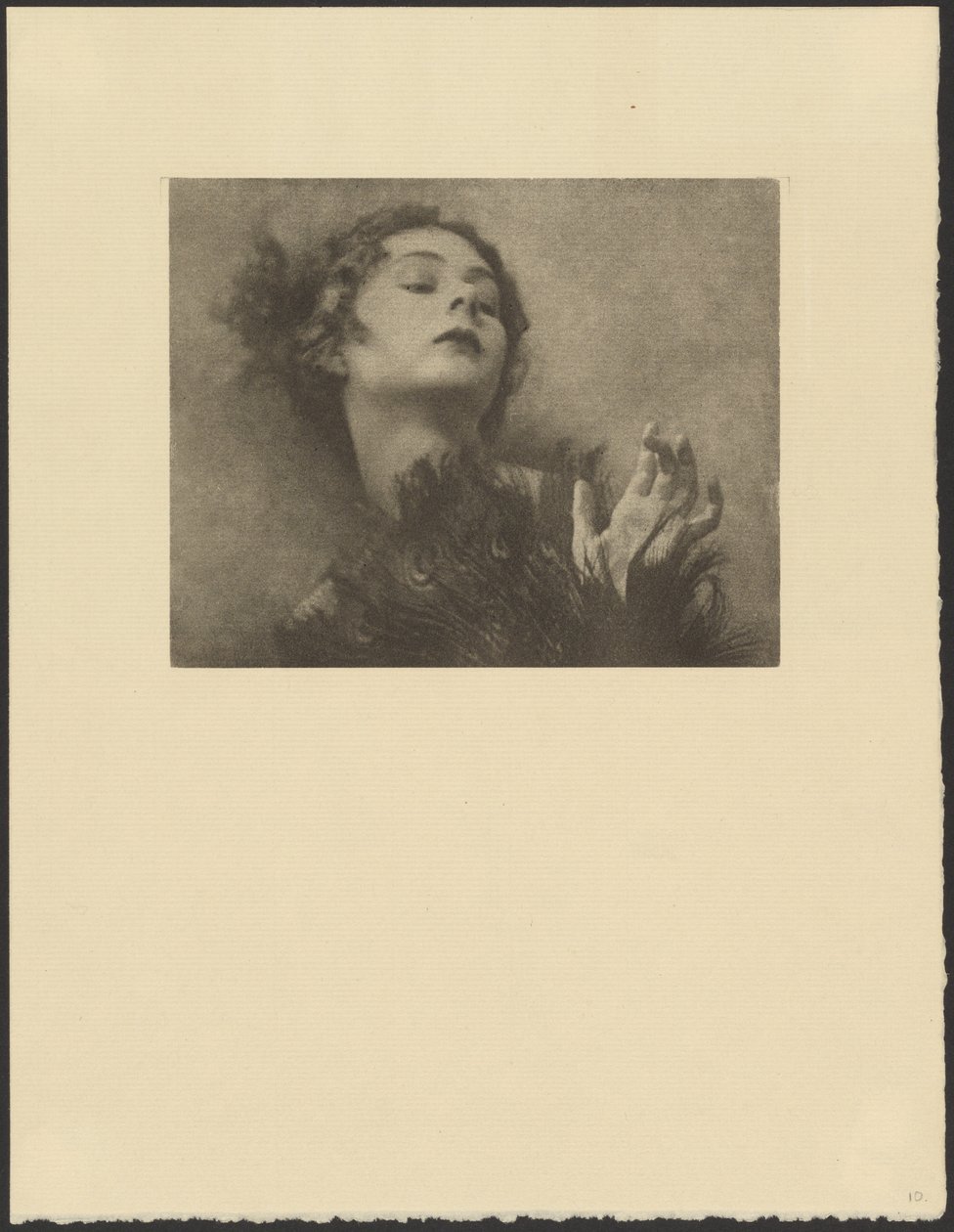 Frau mit Pfauenfederfächer von Arthur F. Kales