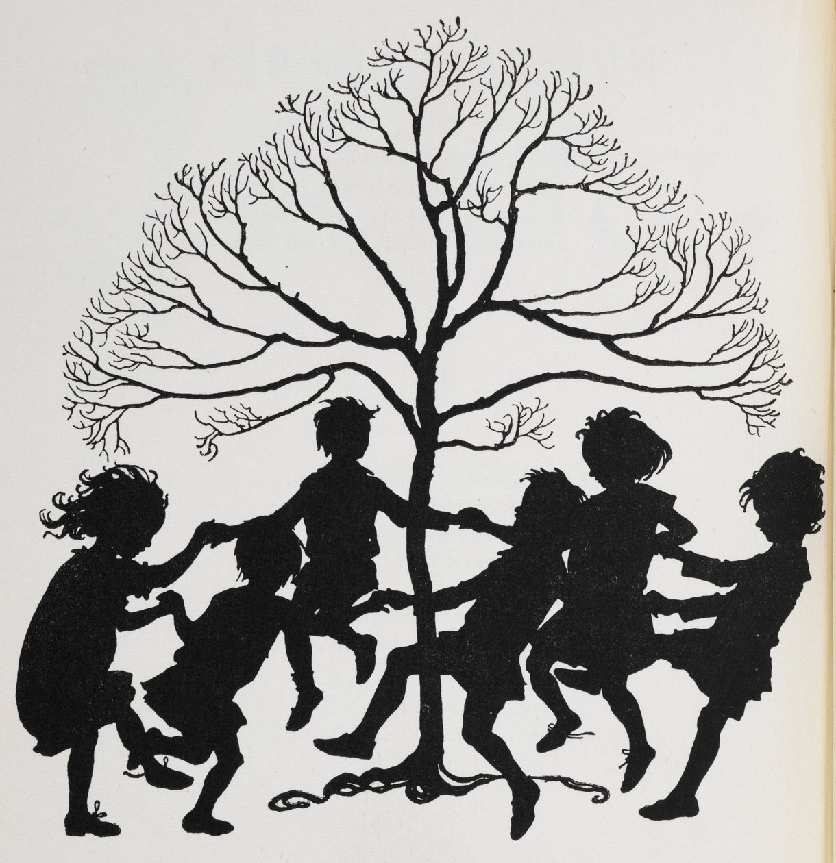 Silhouette von Kindern, die um einen Baum tanzen von Arthur Rackham