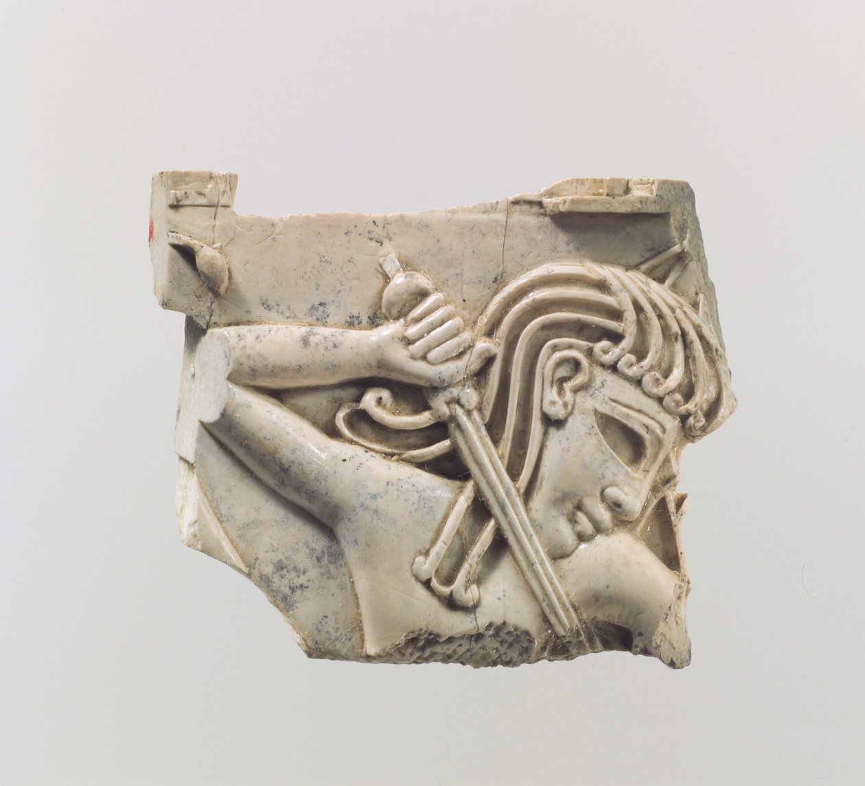 Cloisonné-Möbelplakette mit einer Figur, die ein Schwert hält, ca. 9.-8. Jahrhundert v. Chr. von Assyrian