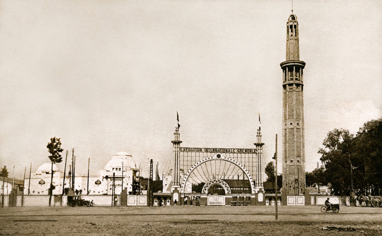 Grenoble (Isère, Dauphiné): Internationale Ausstellung für weiße Kohle und Tourismus 1925 - der monumentale Eingang und der Orientierungsturm (Perret-Turm) - erbaut von den Brüdern Auguste (1874-1954) und Gustave (1876-1952) Perret, 95 Meter hoch und fast von Auguste & Gustave (1876-1952) Perret