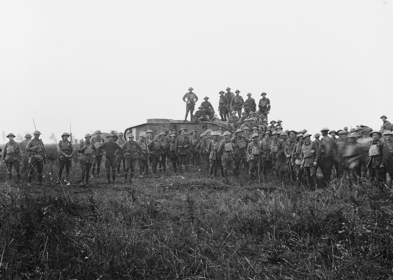 Gruppenporträt einer Panzerbesatzung und einiger Mitglieder der 5. Australischen Infanteriebrigade, 8. August 1918 von Australian Photographer