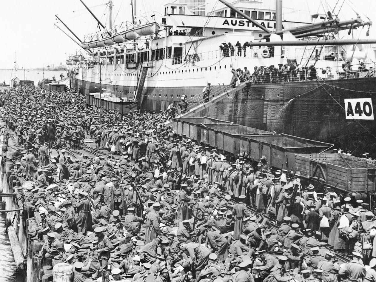 Truppen, die in Port Melbourne auf A40 HMAT Ceramic einschiffen, 1915 von Australian Photographer