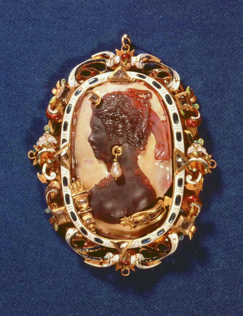 Kamee mit dem Profilkopf der Göttin Diana, mit einem Tropfen-Perlenohrring, der vergoldete Rahmen verziert mit Halbedelsteinen und weißem und blauem Email von Austrian School