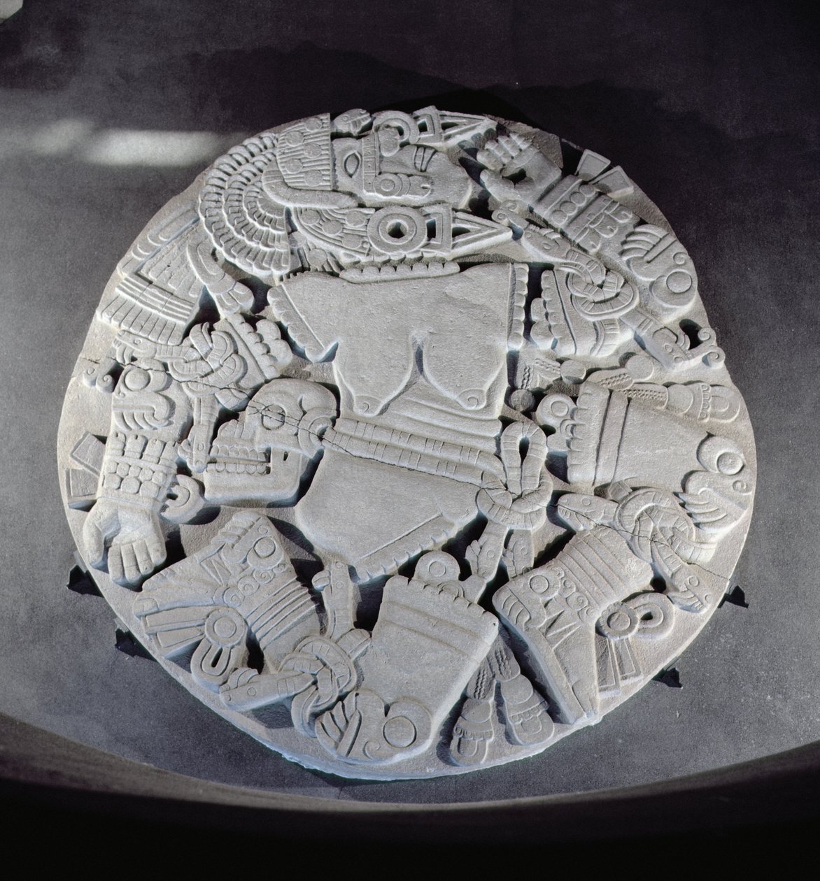 Schnitzerei der Zerstückelung der Mondgöttin Coyolxauhqui, gefunden am Fuß der Zwillingspyramide in Tenochtitlan, Späte Postklassische Periode (1300-1521) von Aztec