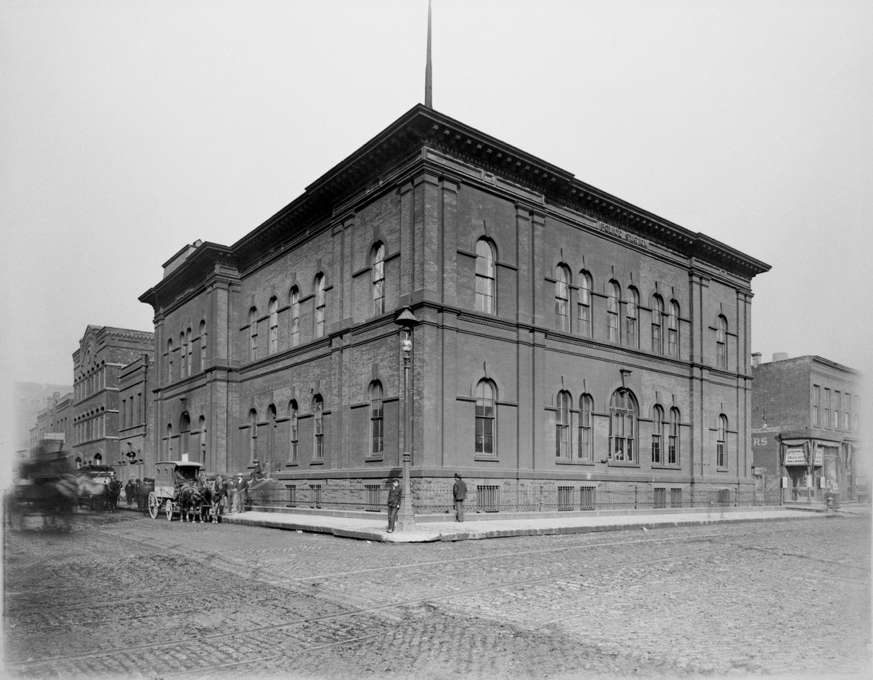 Harrison Street Polizeistation, Chicago, Illinois, USA, ca. 1900 (s/w Foto) von Barnes and Crosby