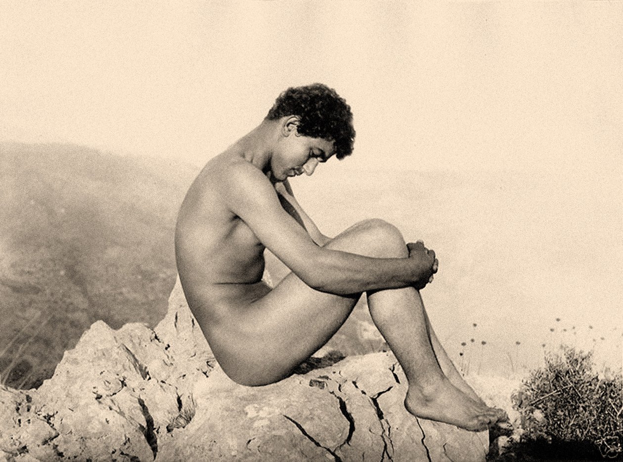 Studie eines männlichen Aktes auf einem Felsen, Taormina, Sizilien, um 1900 von Baron Wilhelm von Gloeden