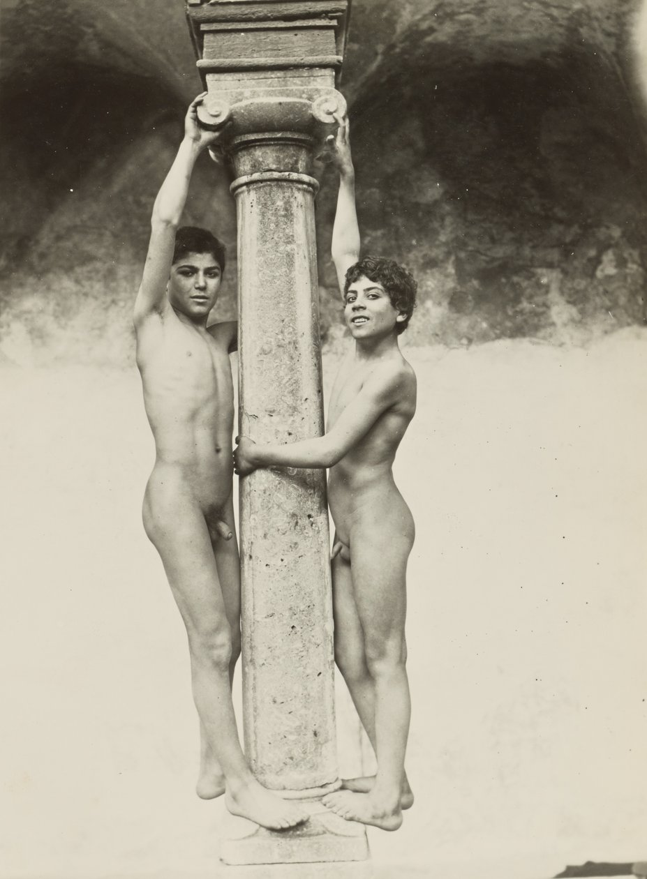[Zwei Jungen, die sich an einer Säule festhalten] von Baron Wilhelm von Gloeden