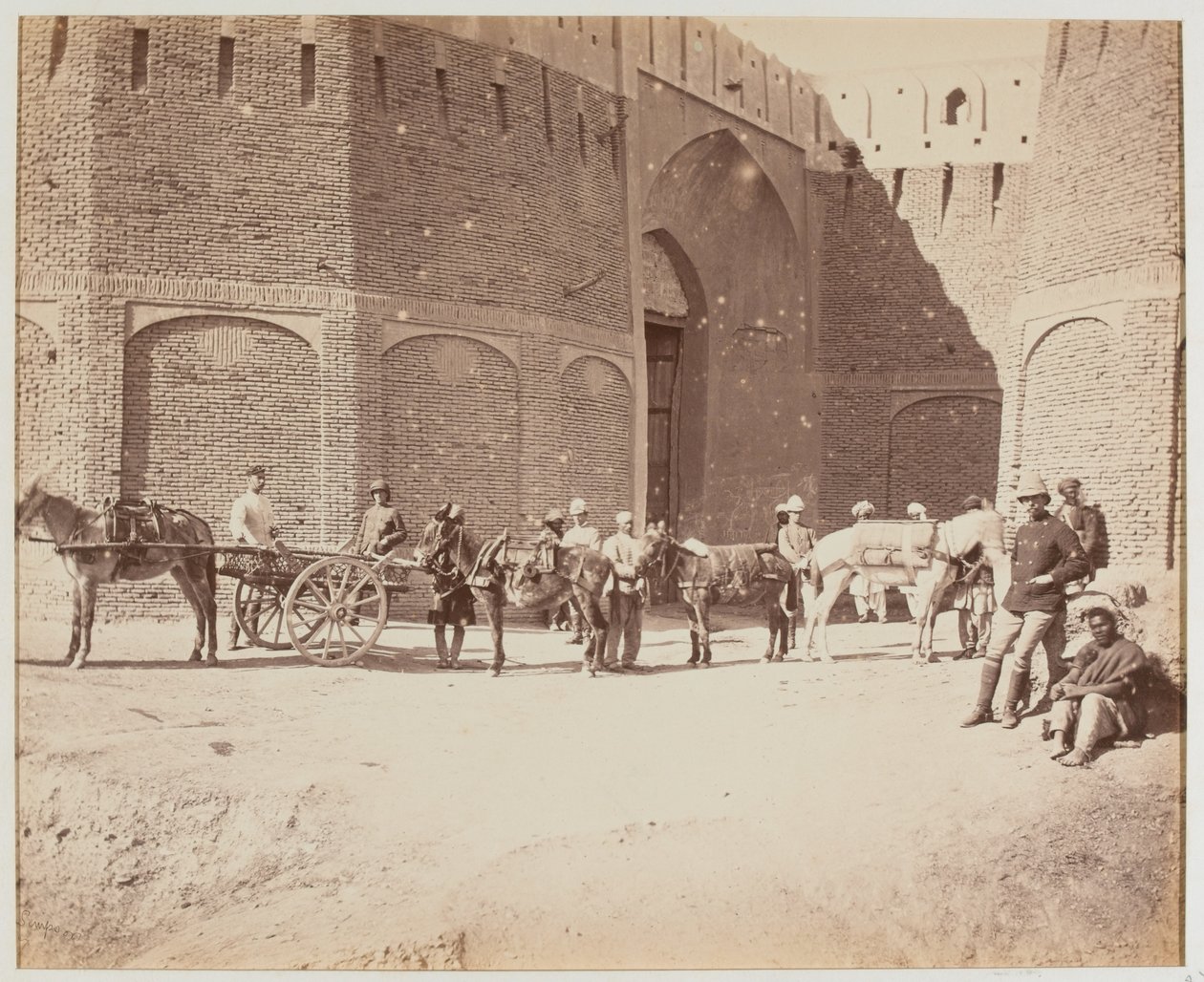 Durani-Tor, Heyland-Karren und Packesel, die verschiedenen Arten von Packsätteln zeigend, Kandahar von Benjamin Simpson
