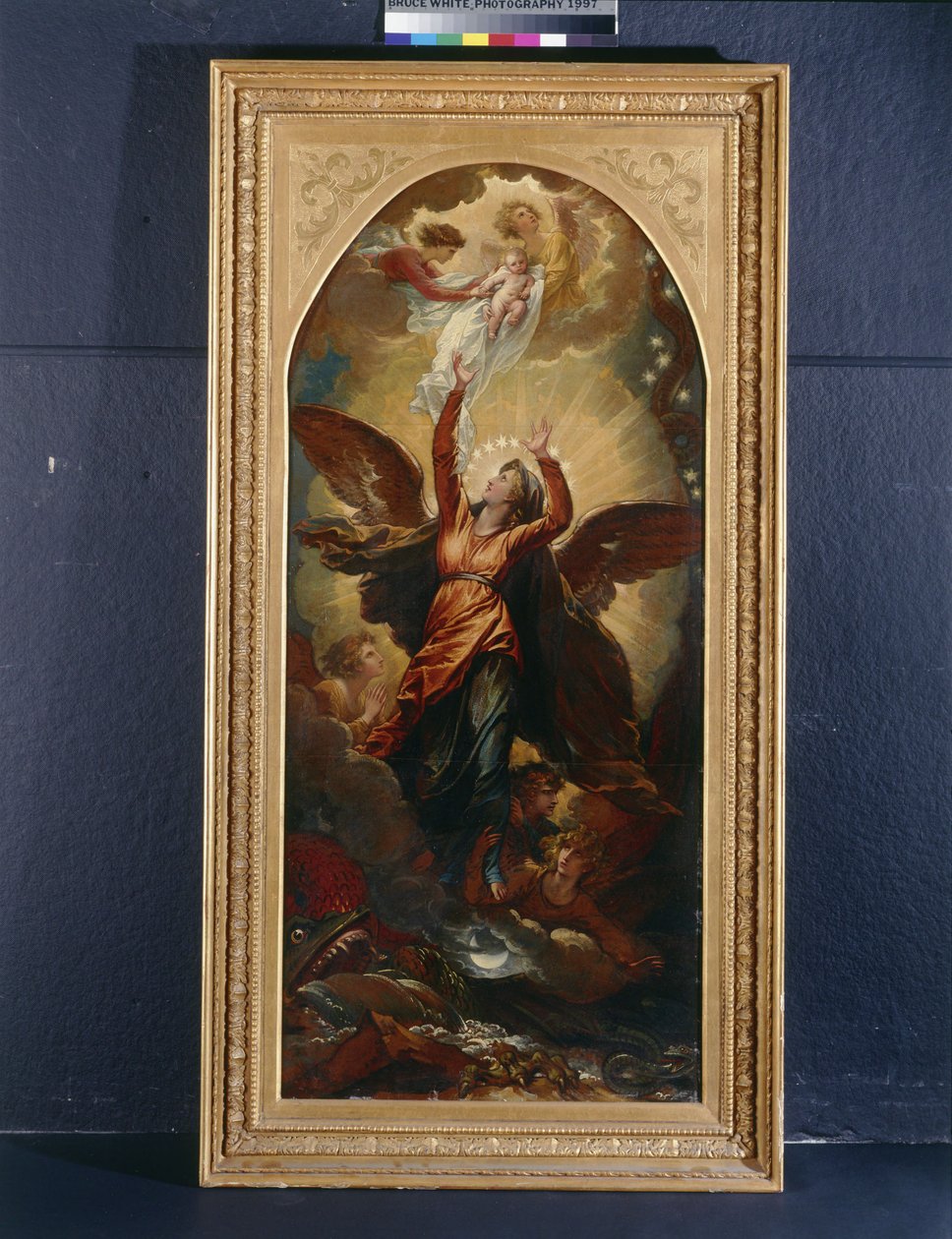 Die mit der Sonne bekleidete Frau flieht vor der Verfolgung durch den Drachen von Benjamin West