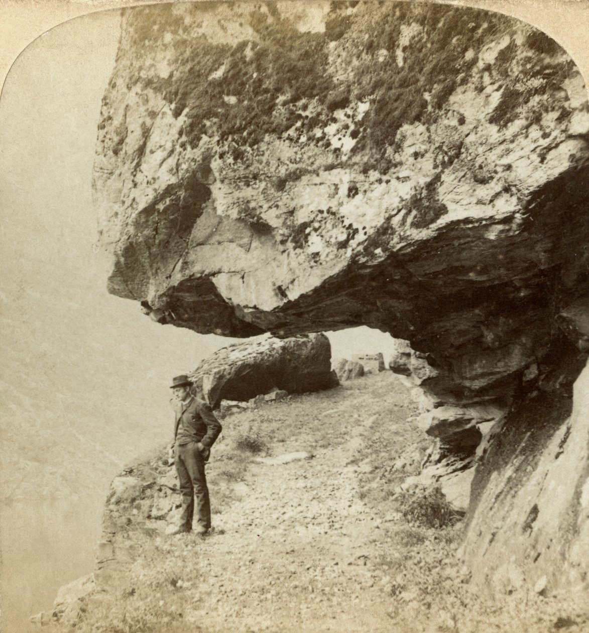Mann auf einer Klippe mit Blick auf den Naeroyfjord, Sogne, Norwegen von Bert Underwood