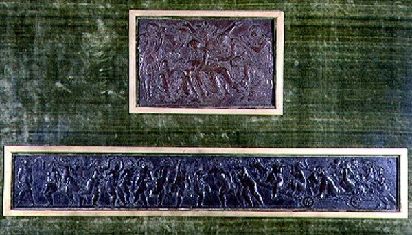 Der Triumph des Bacchus und die Kreuzabnahme Christi von Bertoldo di Giovanni