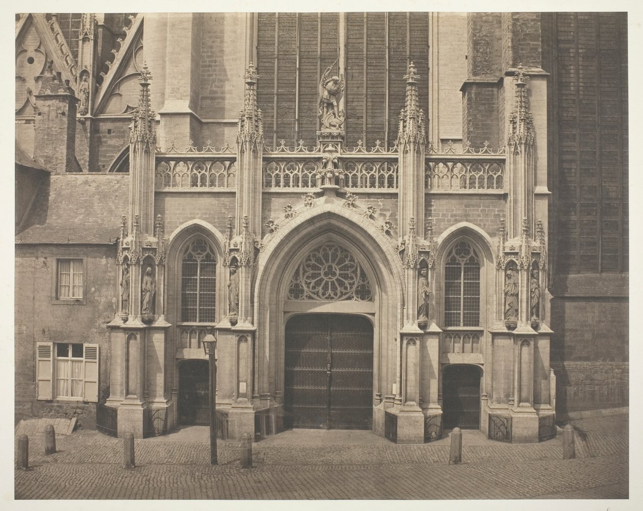 Unbetitelt [Südliche Fassade des Querschiffs der Kathedrale St. Michael und St. Gudula in Brüssel, Belgien] von Bisson Frères
