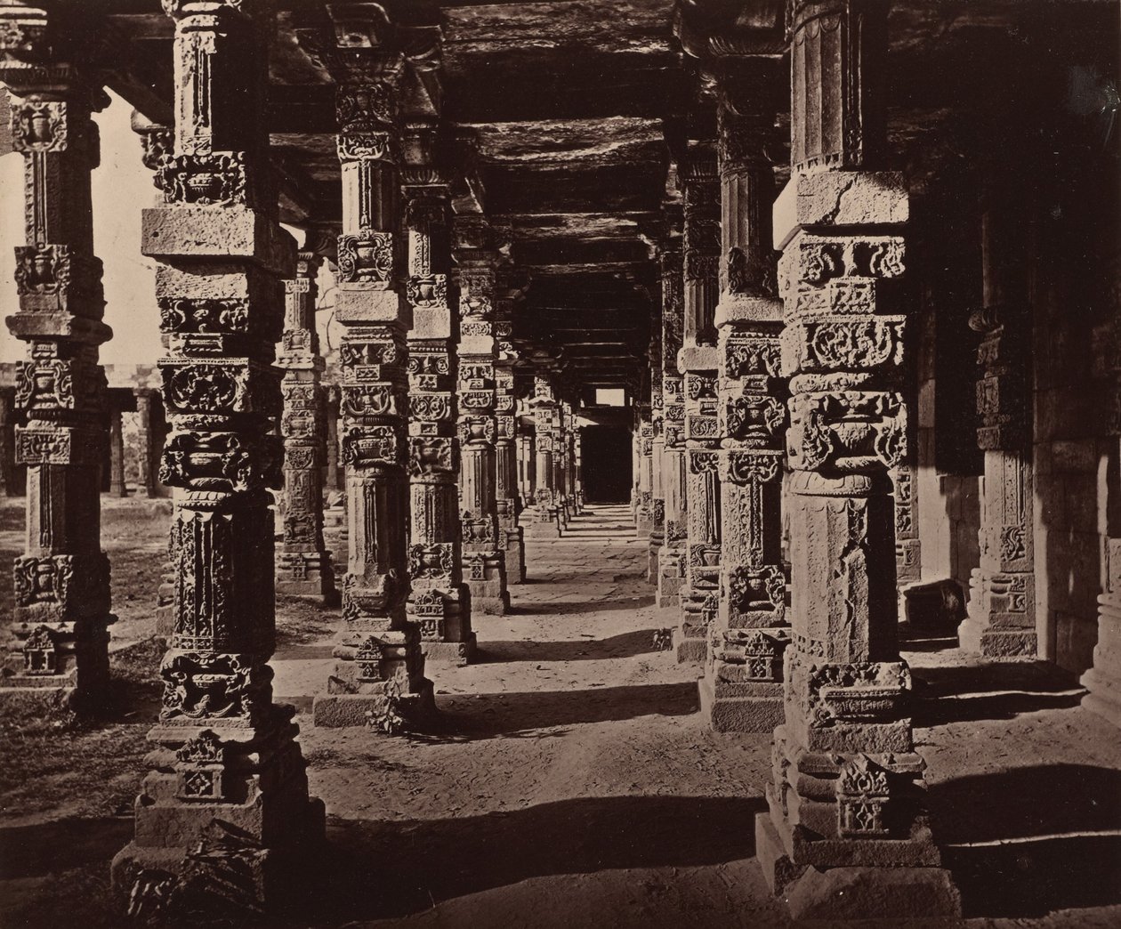 Innenansicht der Kolonnade der Hindoo-Säulen am Kootub von Bourne and Shepherd