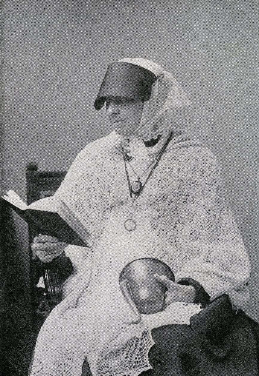 Jane Whyte Balfour, Tante von Robert Louis Stevenson, fotografiert beim Lesen und Halten eines Ohrhörners von British Photographer