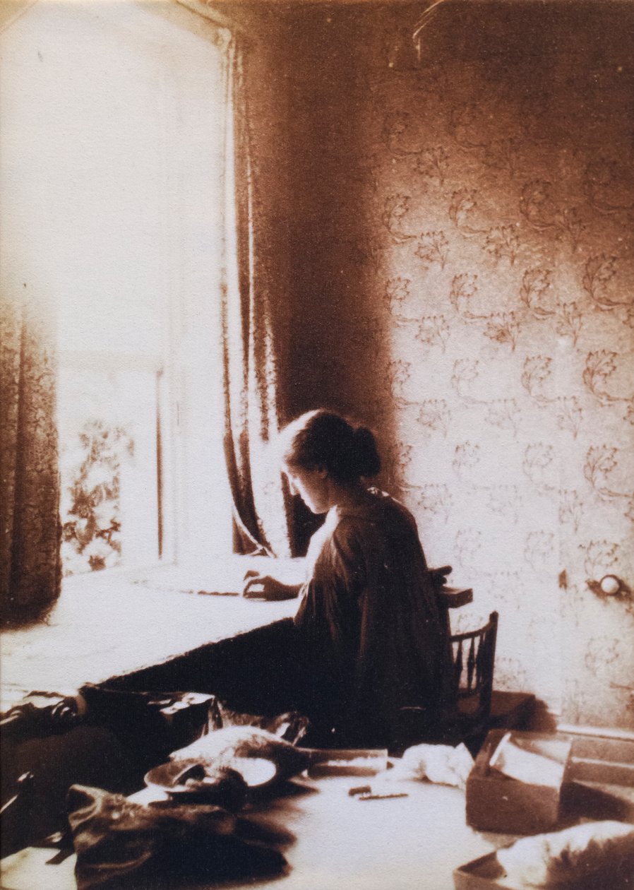 May Morris bei der Arbeit, frühe 1890er Jahre von British Photographer