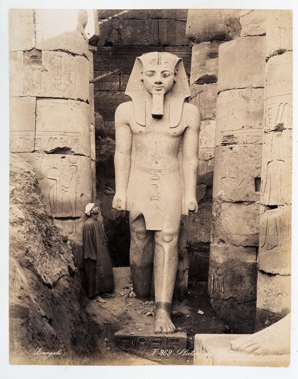 Eine Statue von Ramses in Luxor - Fotografie der Gebrüder Zangali, Ende 19. Jahrhundert von Brothers Zangaki
