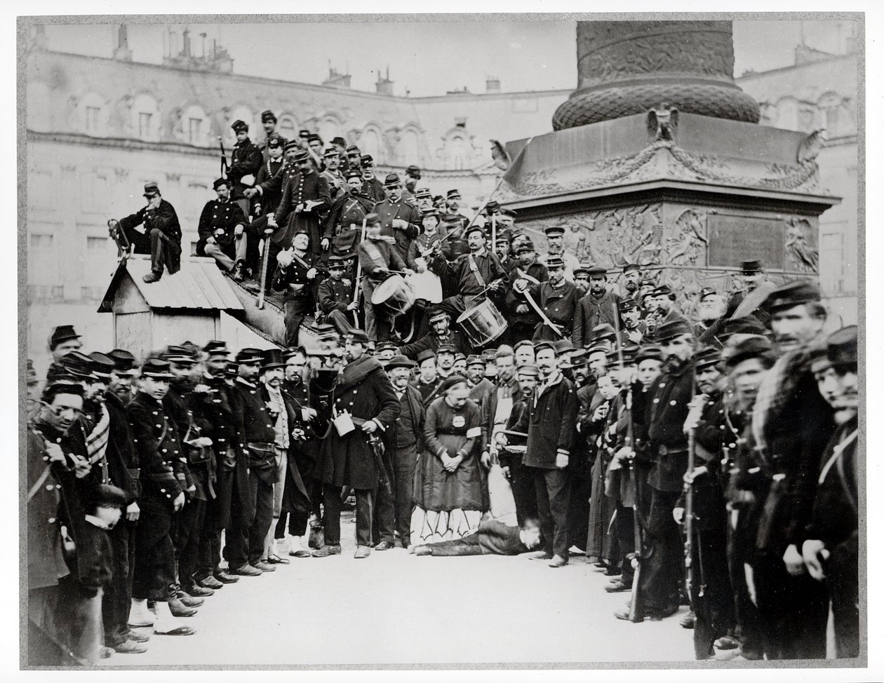 Föderierte vor der Vendôme-Säule während der Kommune, 1871 von Bruno Braquehais