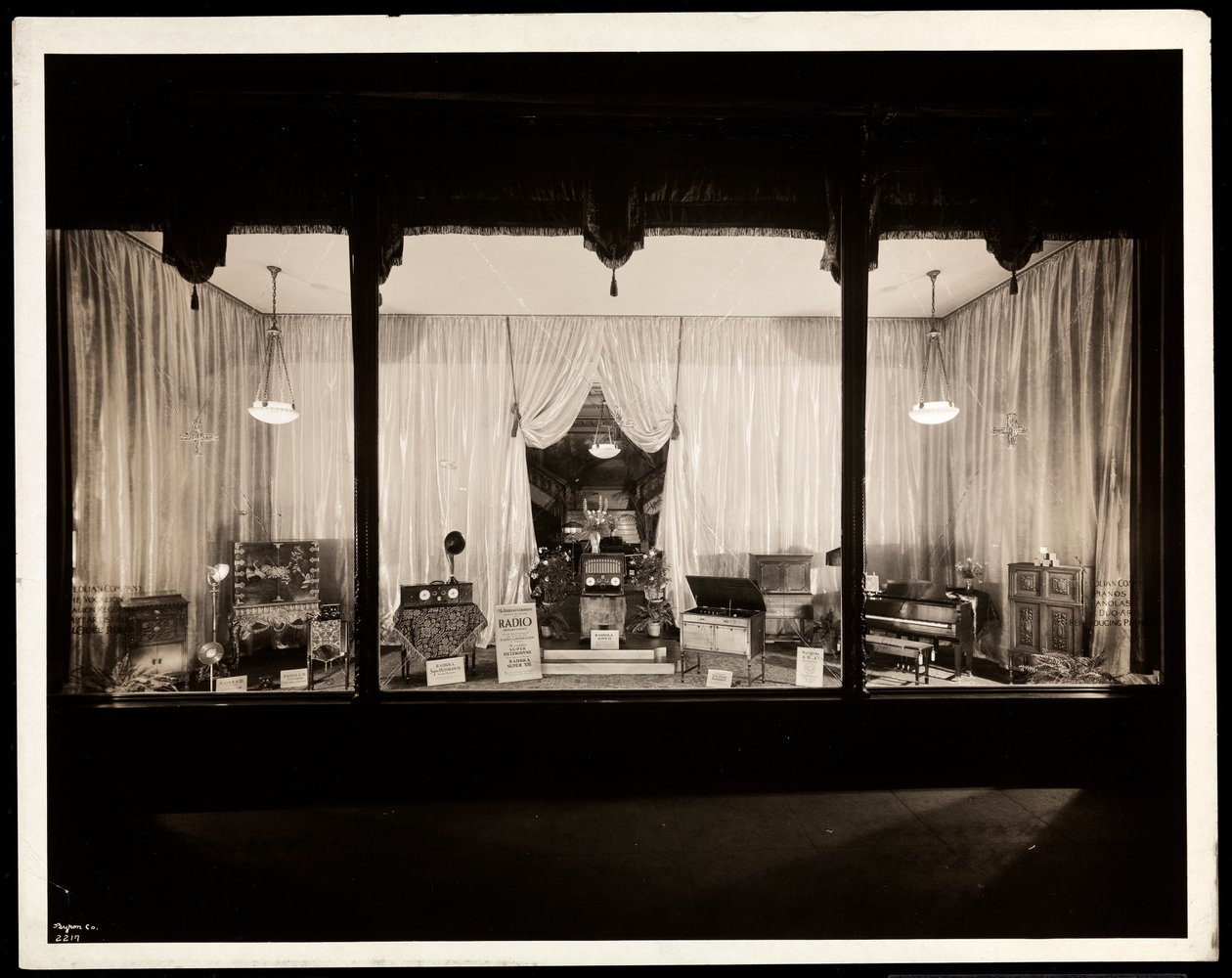 Ein Schaufenster bei der Aeolian Company, 29 West 42nd Street, New York, 1924 von Byron Company
