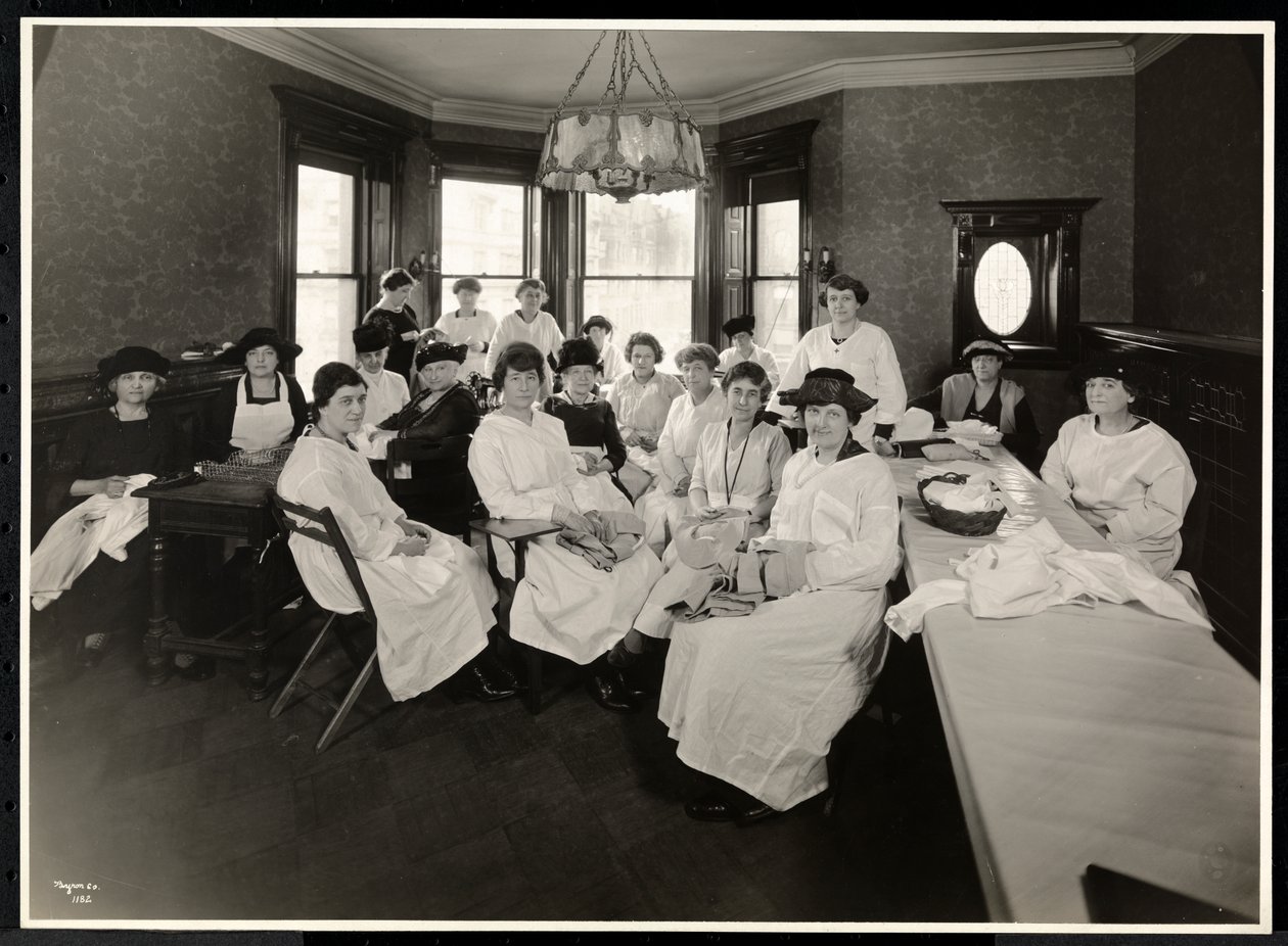 Ein Frauen-Nähkreis an der nordöstlichen Ecke der 88th Street und West End Avenue, New York, 1920 (Silbergelatineabzug) von Byron Company