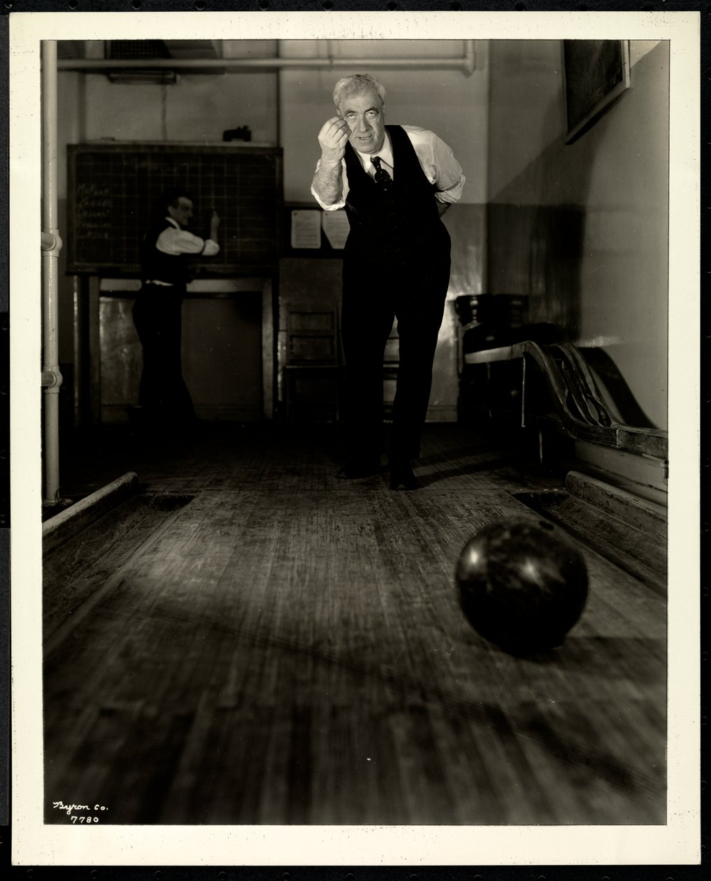 Blinder Mann beim Bowling im New York Association for the Blind, 111 East 59th Street, 1921 von Byron Company