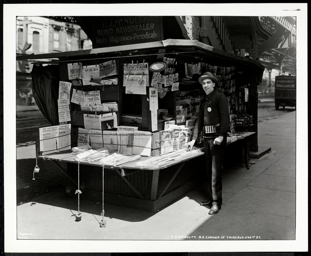 Blinder Zeitungsverkäufer P.J. McNulty an seinem Stand an der nordöstlichen Ecke der 3rd Avenue und 42nd Street, New York, 1926 von Byron Company