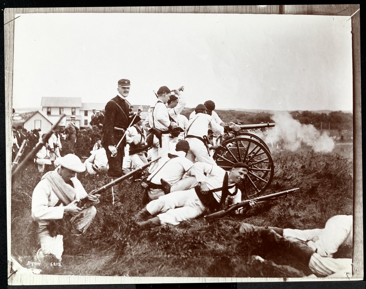 Kopie eines früheren Fotos von Soldaten der New York Naval Reserves bei einer Schein-Schlacht mit Kanonen und Gewehren, Fishers Island, New York, 1917 von Byron Company