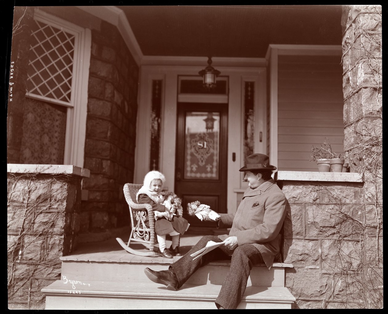 Edgar Smith mit seiner Tochter auf den Stufen seines Wohnsitzes in Elmhurst, Long Island, 1902-3 von Byron Company