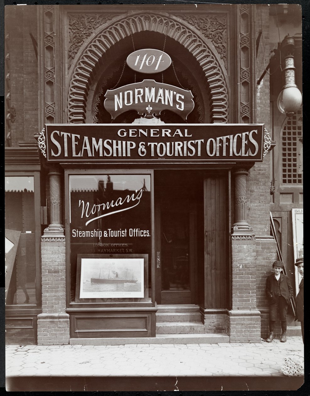 Eingang zu Normans Dampfschiff- und Touristenbüros in der 1404 Broadway nahe der 39th Street, New York, 1890-1910 von Byron Company