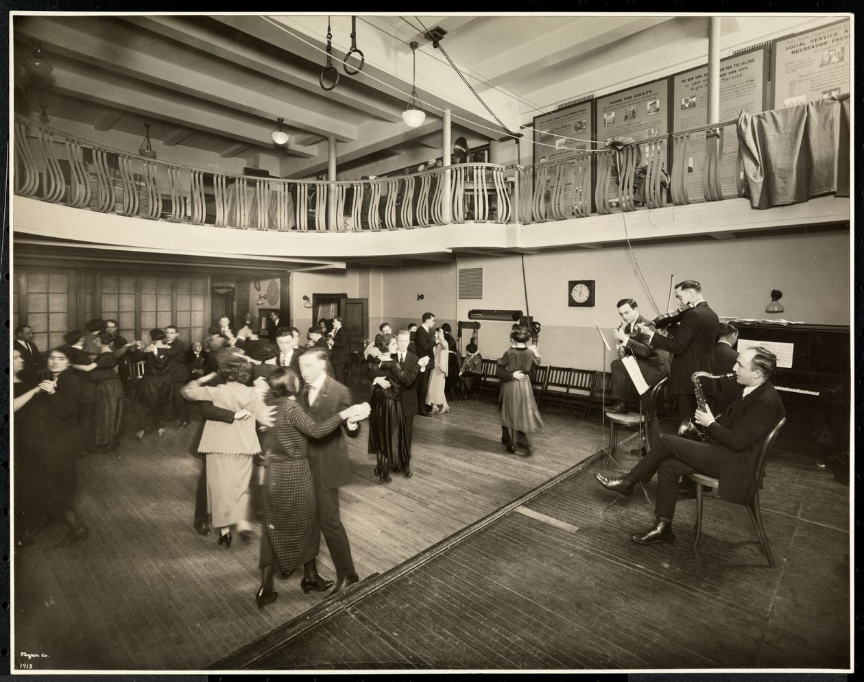 Monatlicher Tanz im New York Association for the Blind, 111 East 59th Street, New York, 1926 von Byron Company