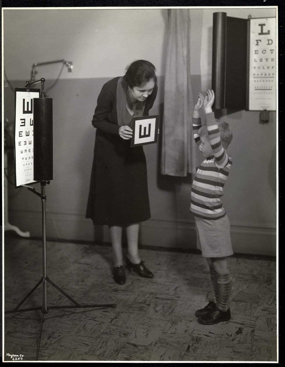 Krankenschwester und ein Junge, der einen Sehtest im New York Association for the Blind, 111 East 59th Street, New York, 1930, macht von Byron Company