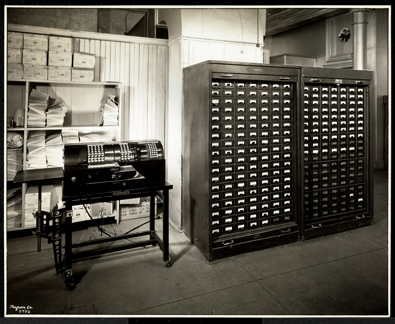 Möglicherweise eine Addiermaschine und ein Aktenschrank mit kleinen Schubladen im Büro der Carolyn Laundry in der 111 East 128th Street, East Harlem, New York, 1929 von Byron Company