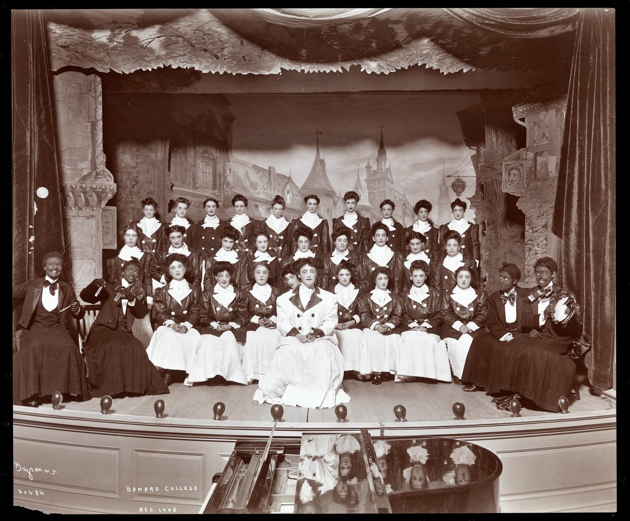 Die Besetzung der Junior Show, eine Amateurproduktion, präsentiert von Unterklassen an der Barnard College, New York von Byron Company